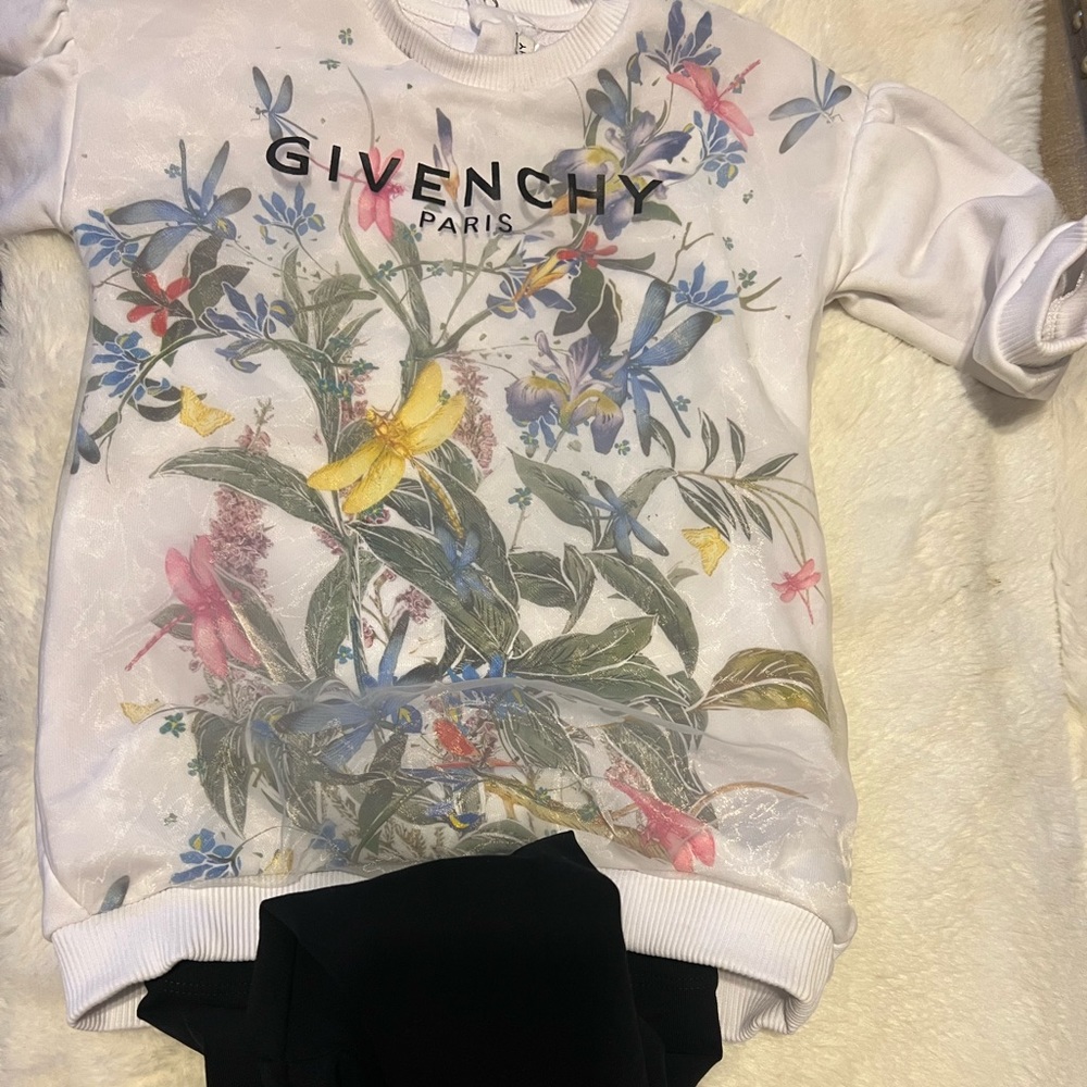 It’s a set girls Givenchy set top and bottom